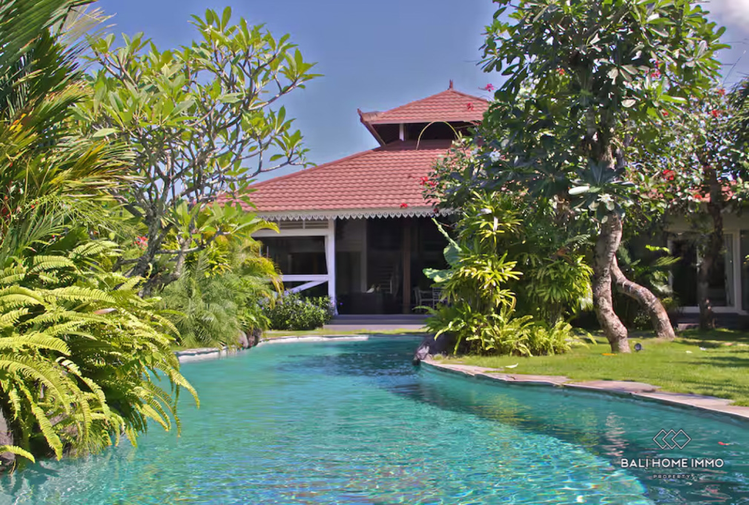 Spacious 5 Bedroom Villa for Sale Leasehold in Bali Seminyak Beachside and Center view 22