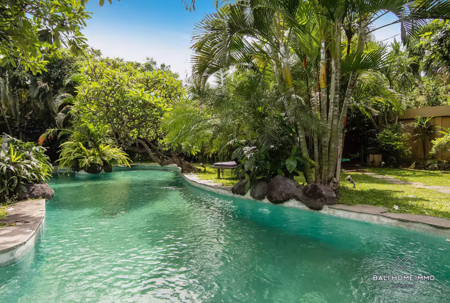 Spacious 5 Bedroom Villa for Sale Leasehold in Bali Seminyak Beachside and Center view 24