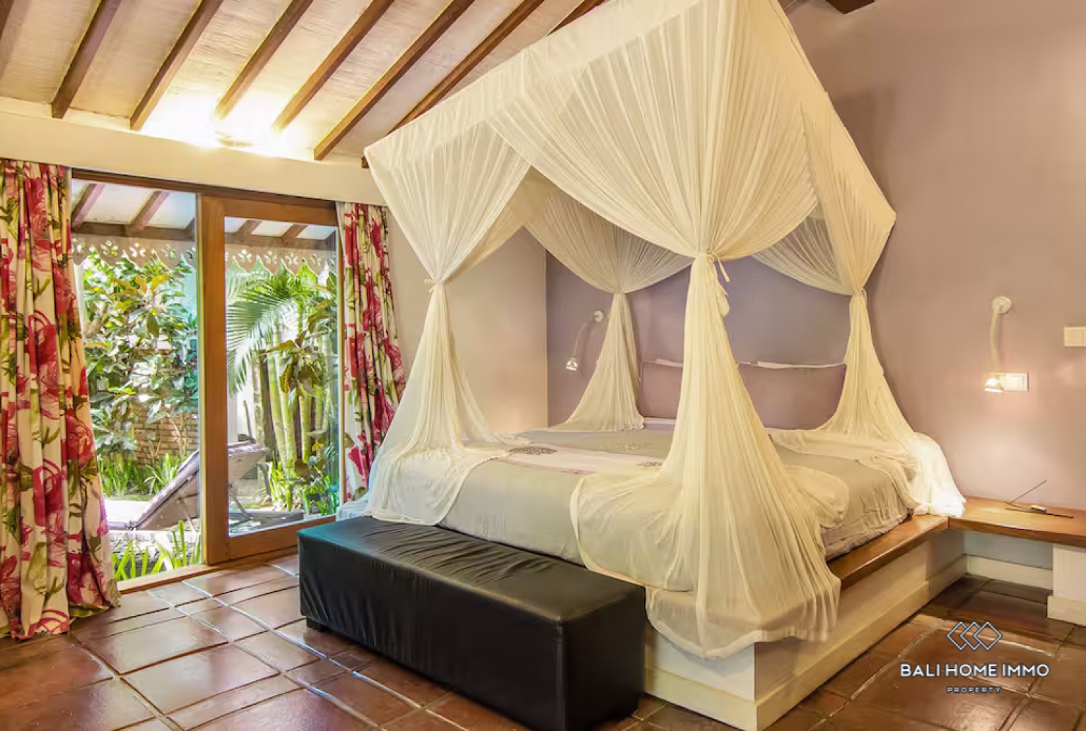 Spacious 5 Bedroom Villa for Sale Leasehold in Bali Seminyak Beachside and Center view 15