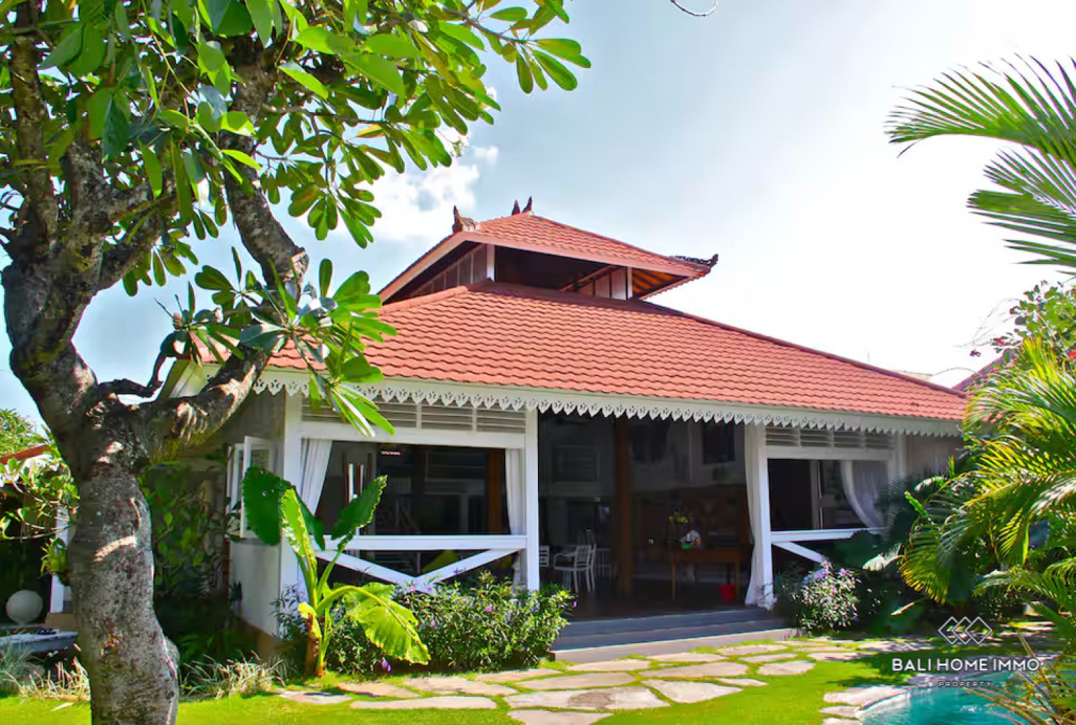 Spacious 5 Bedroom Villa for Sale Leasehold in Bali Seminyak Beachside and Center view 21