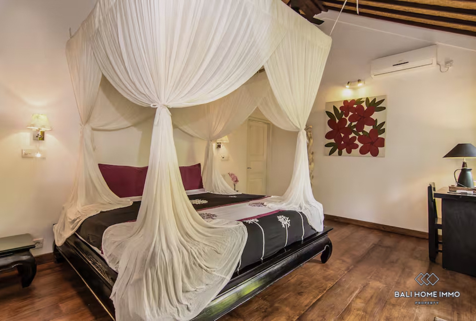 Spacious 5 Bedroom Villa for Sale Leasehold in Bali Seminyak Beachside and Center view 12