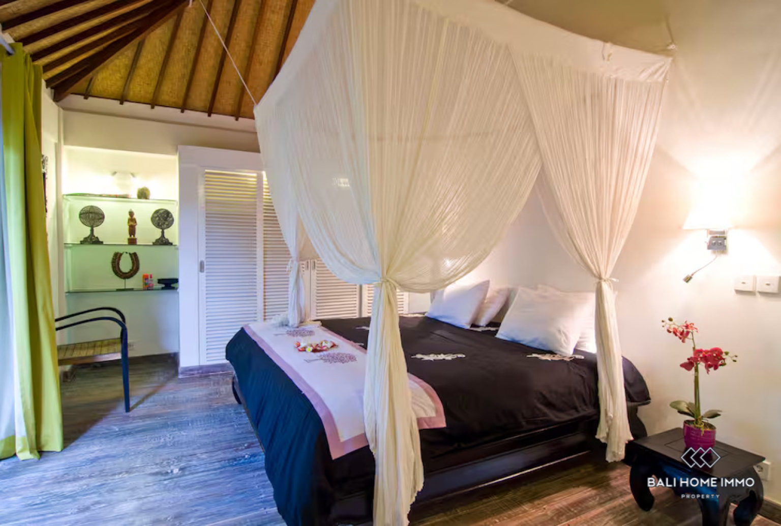 Spacious 5 Bedroom Villa for Sale Leasehold in Bali Seminyak Beachside and Center view 16