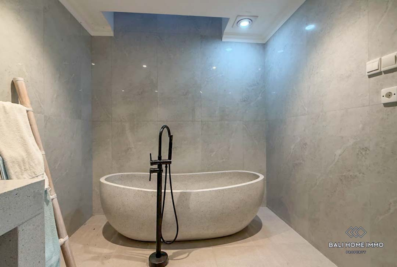 Spacious 5 Bedrooms villa with private apartment for rental in Bali Sanur view 19