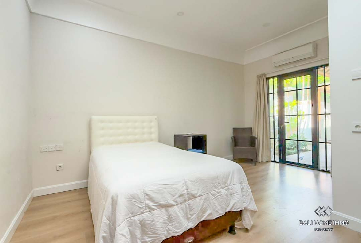 Spacious 5 Bedrooms villa with private apartment for rental in Bali Sanur view 14