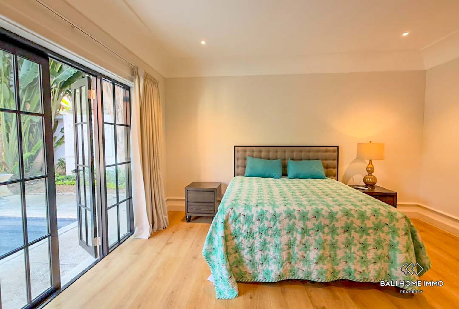 Spacious 5 Bedrooms villa with private apartment for rental in Bali Sanur view 11