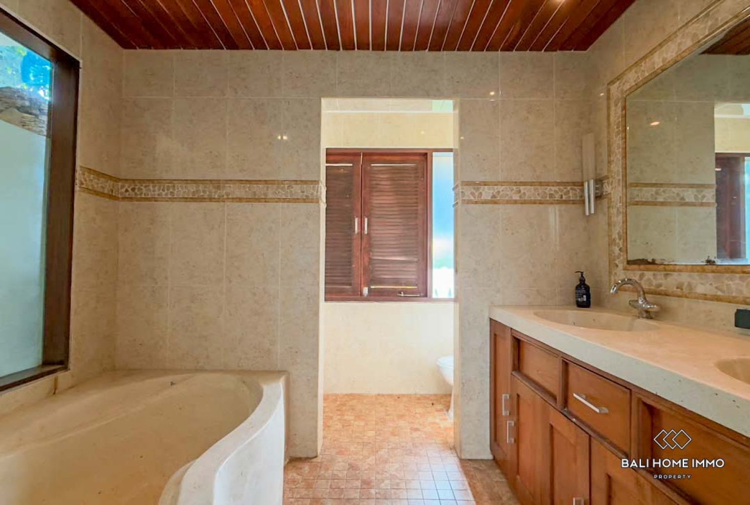 Spacious 5 Bedrooms villa with private apartment for rental in Bali Sanur view 18
