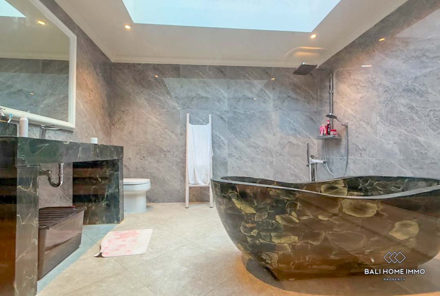 Spacious 5 Bedrooms villa with private apartment for rental in Bali Sanur view 17