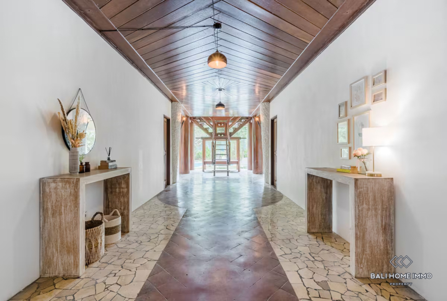 Spacious 7 Bedroom Villa for Sale Freehold in Bali Berawa view 13