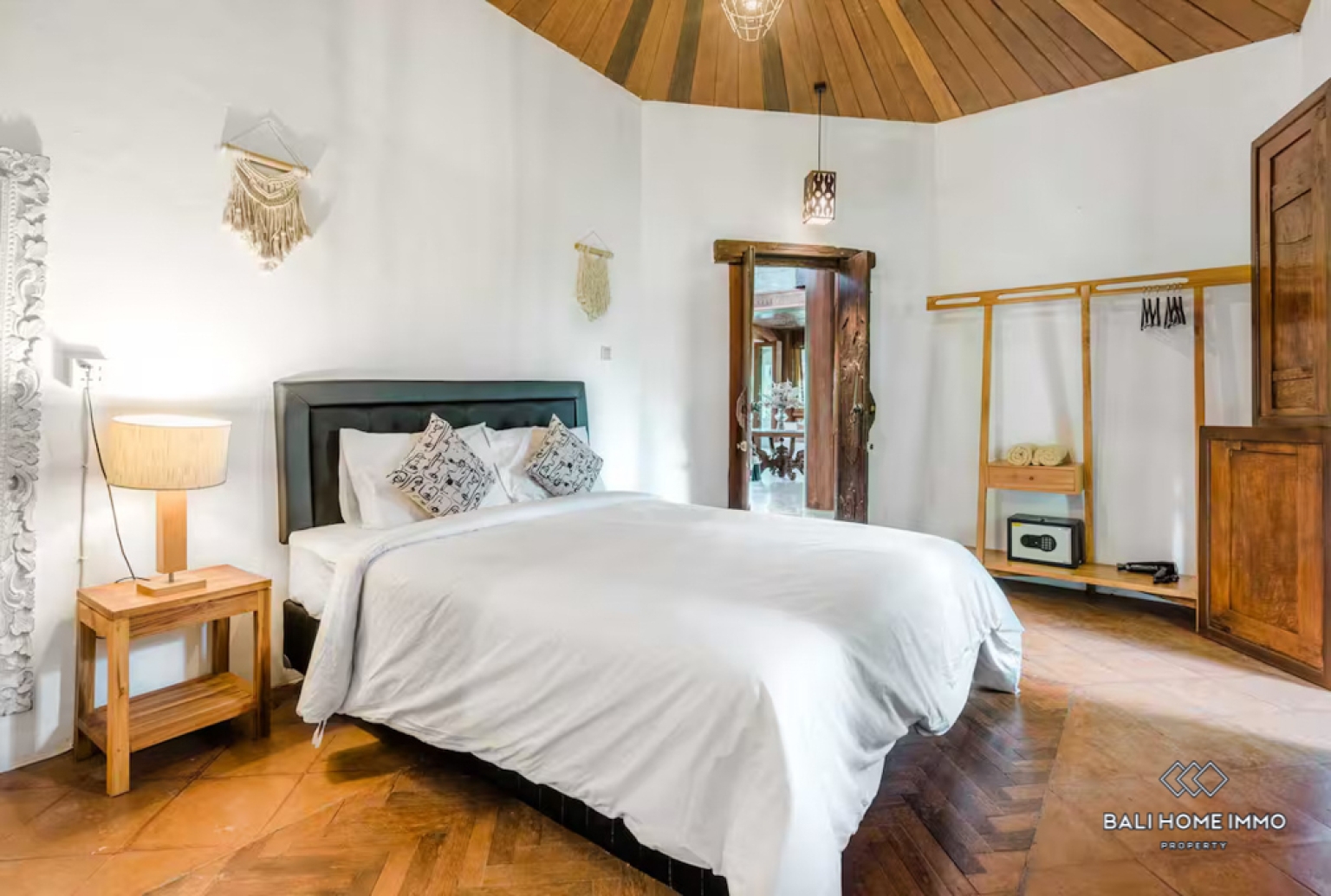 Spacious 7 Bedroom Villa for Sale Freehold in Bali Berawa view 18