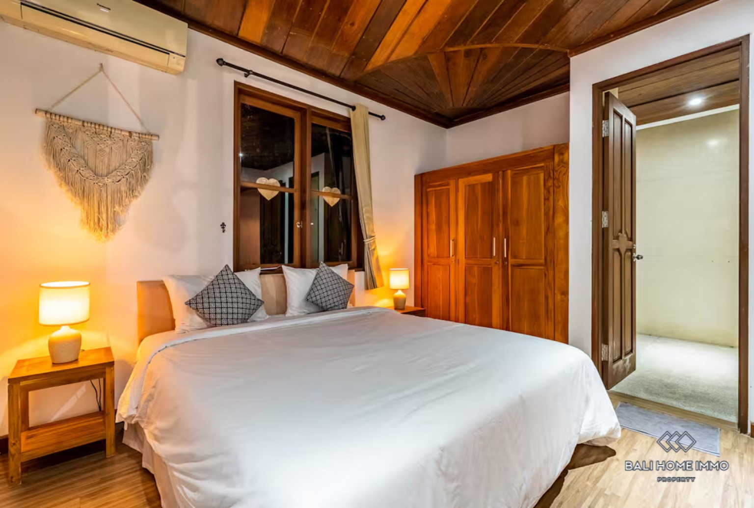 Spacious 7 Bedroom Villa for Sale Freehold in Bali Berawa view 17