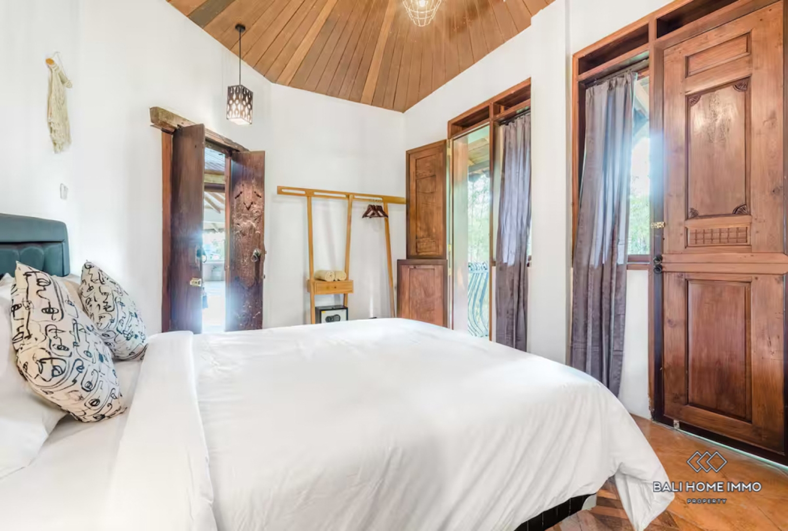 Spacious 7 Bedroom Villa for Sale Freehold in Bali Berawa view 19