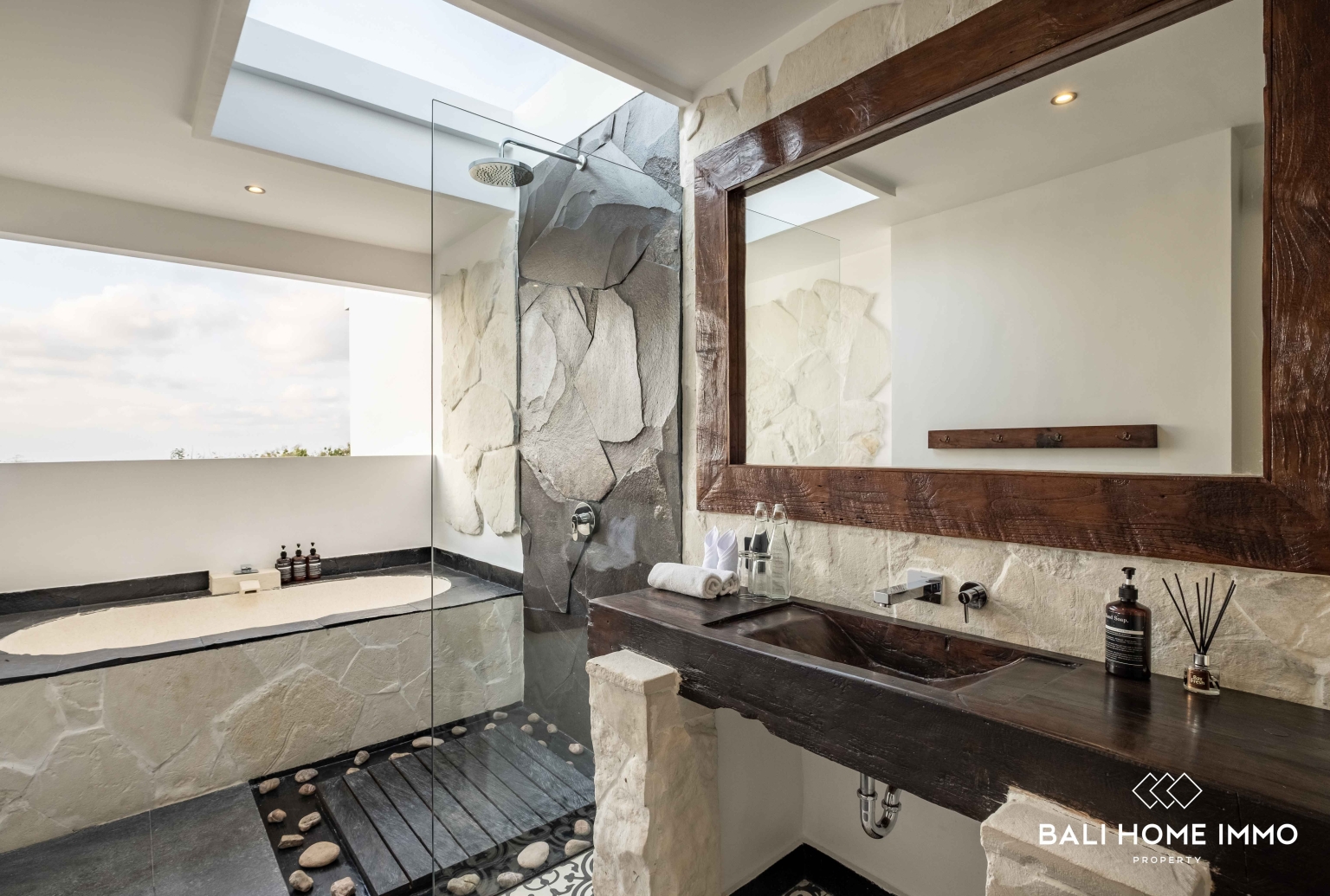 STUNNING 3 BEDROOM VILLA WITH OCEAN VIEW FOR SALE LEASEHOLD IN BINGIN view 22