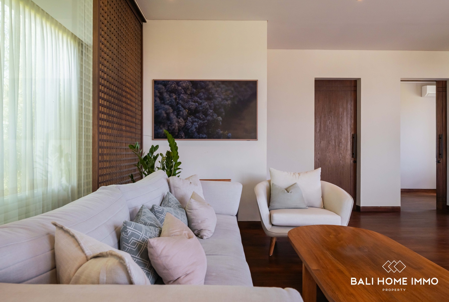 Stunning 3 bedrooms villa for sale leasehold in Bali Pererenan Lyma beach view 5