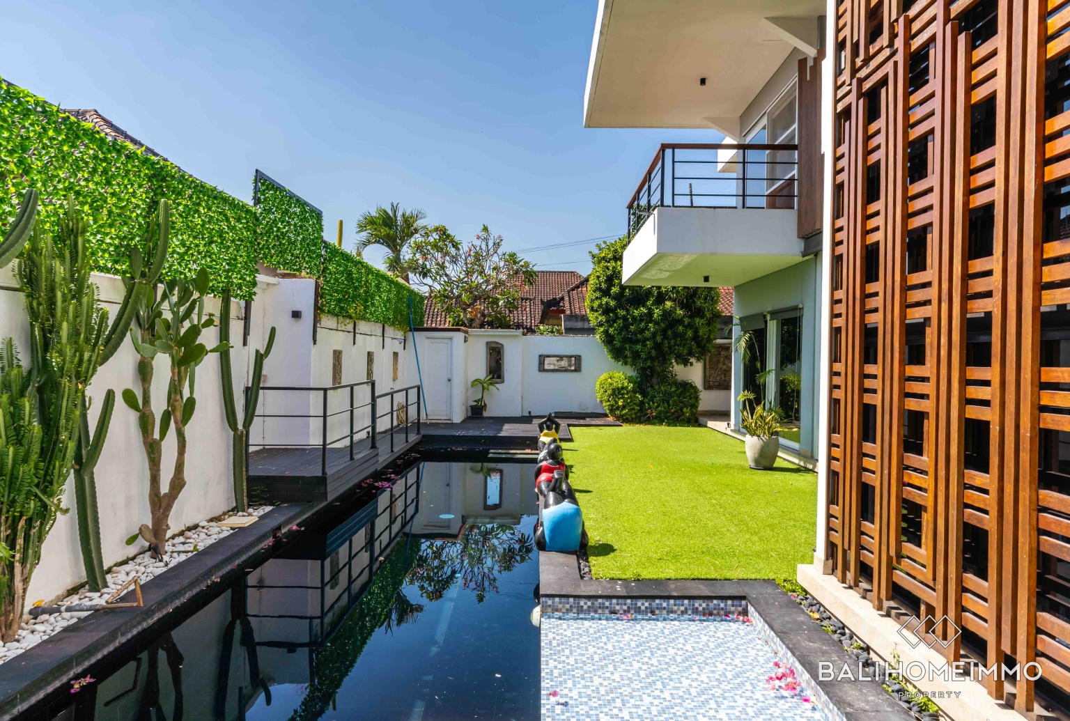 Stunning 4 Bedroom Villa for Sale and Rent in Bali Canggu Residential Side view 36