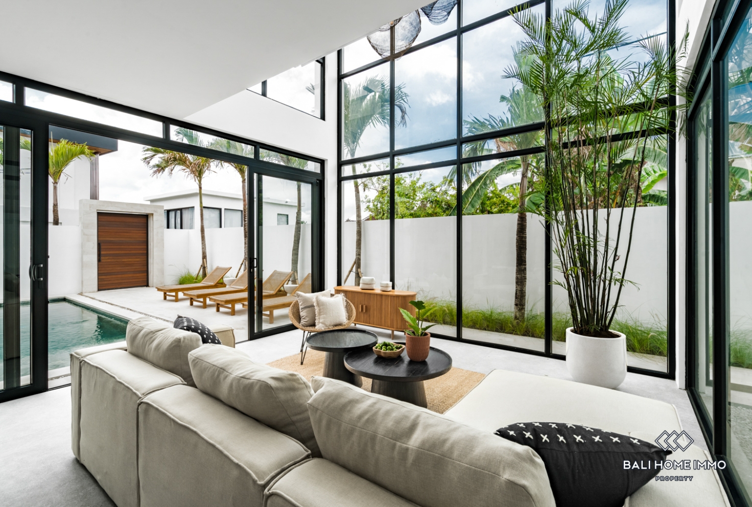 Stunning 4 Bedroom villa for sale leasehold in Bali Umalas view 3