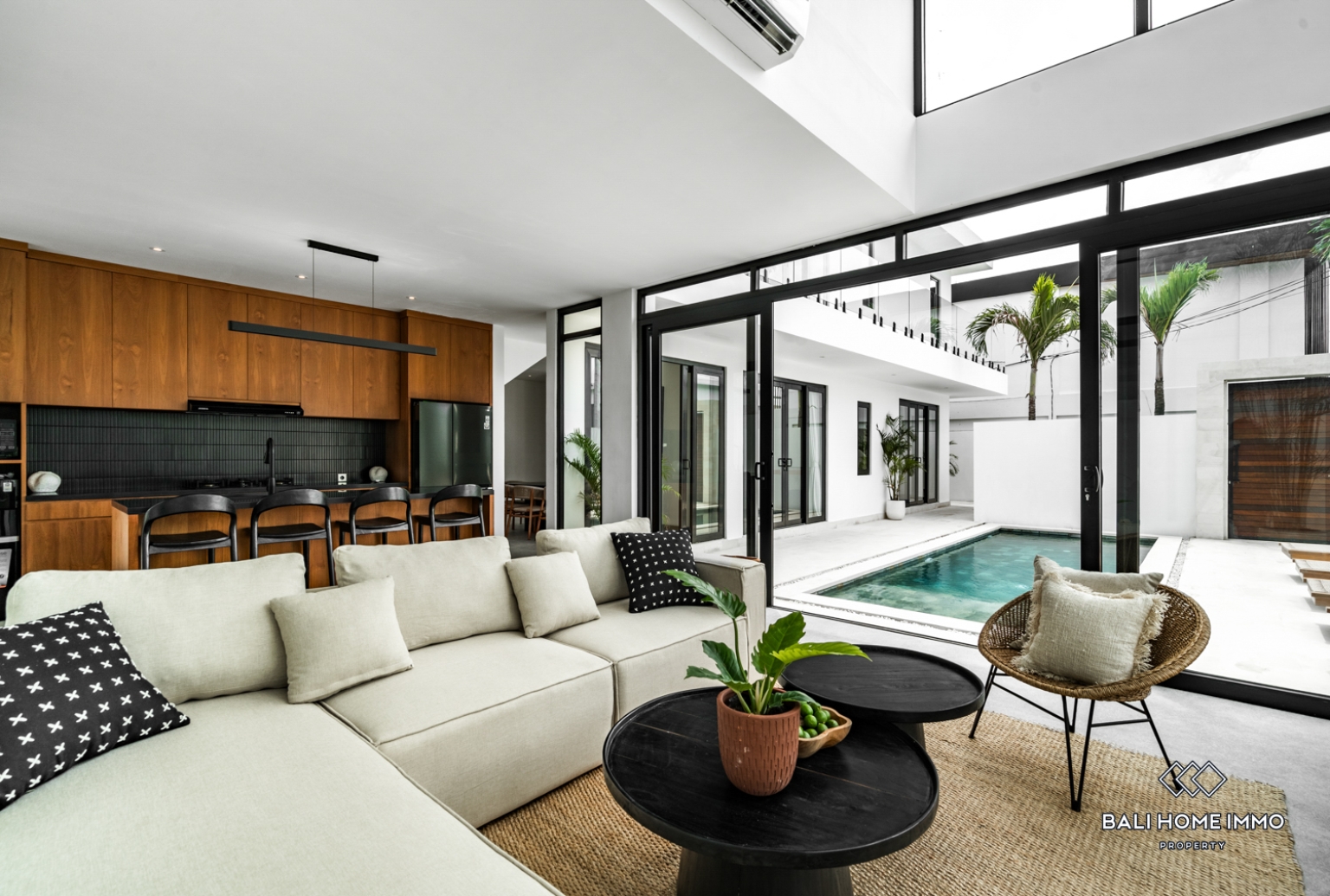 Stunning 4 Bedroom villa for sale leasehold in Bali Umalas view 4
