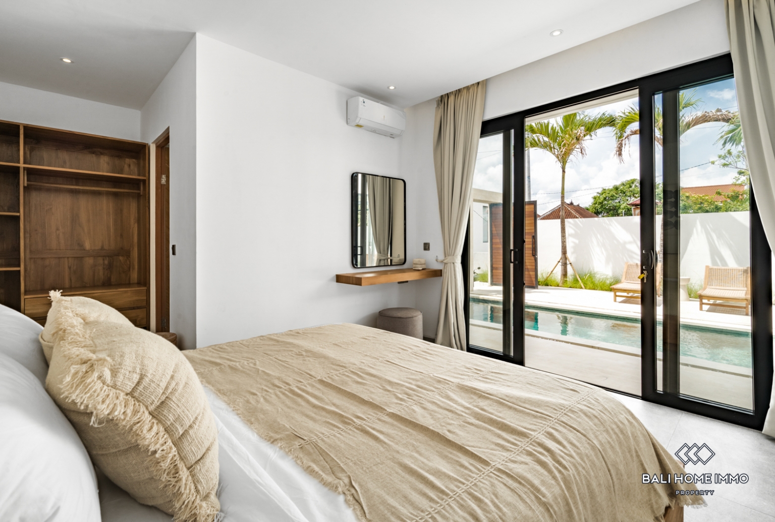 Stunning 4 Bedroom villa for sale leasehold in Bali Umalas view 12