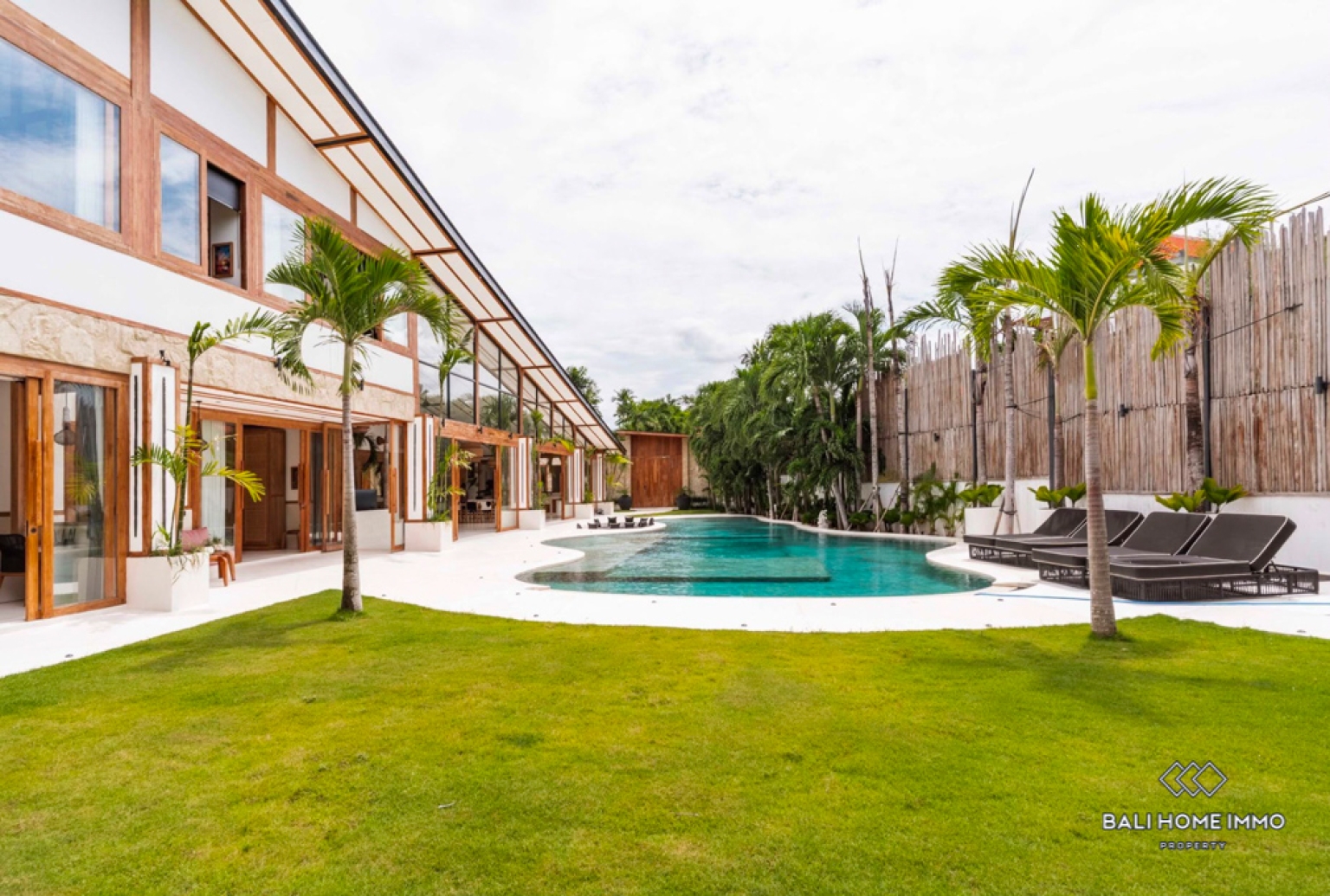 Stunning 5 Bedroom Villa for Sale and Rent in Bali Umalas view 23