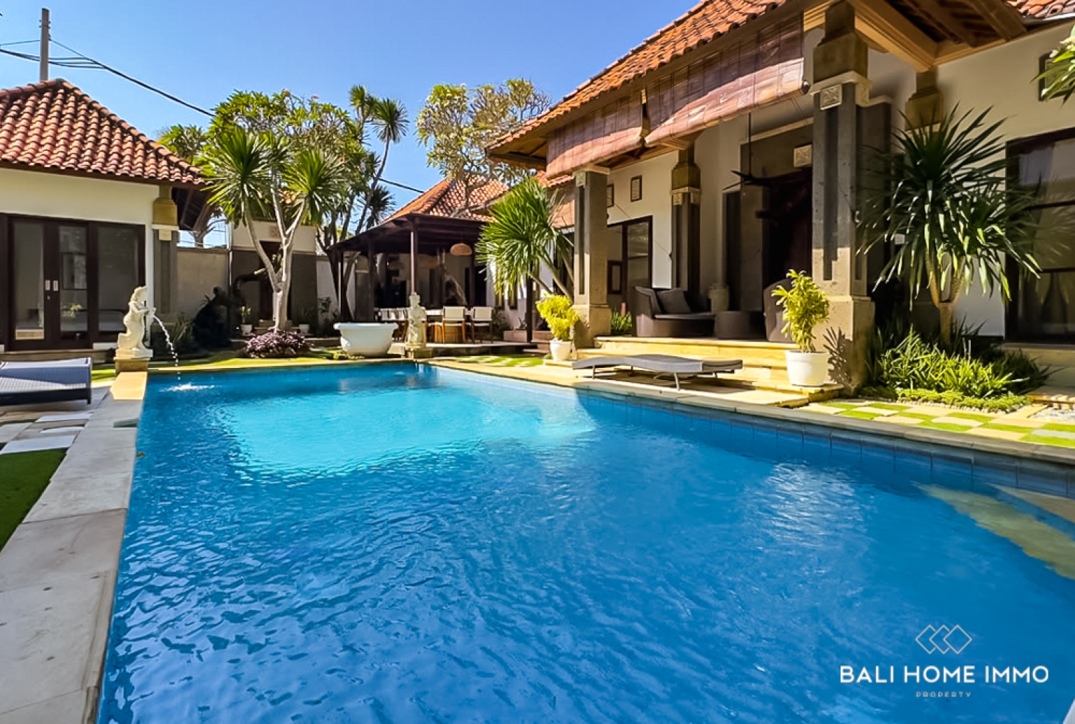 DIJUAL VILA 7 KAMAR YANG MEMUKAU DENGAN ROOFTOP DI NUSA DUA view 2