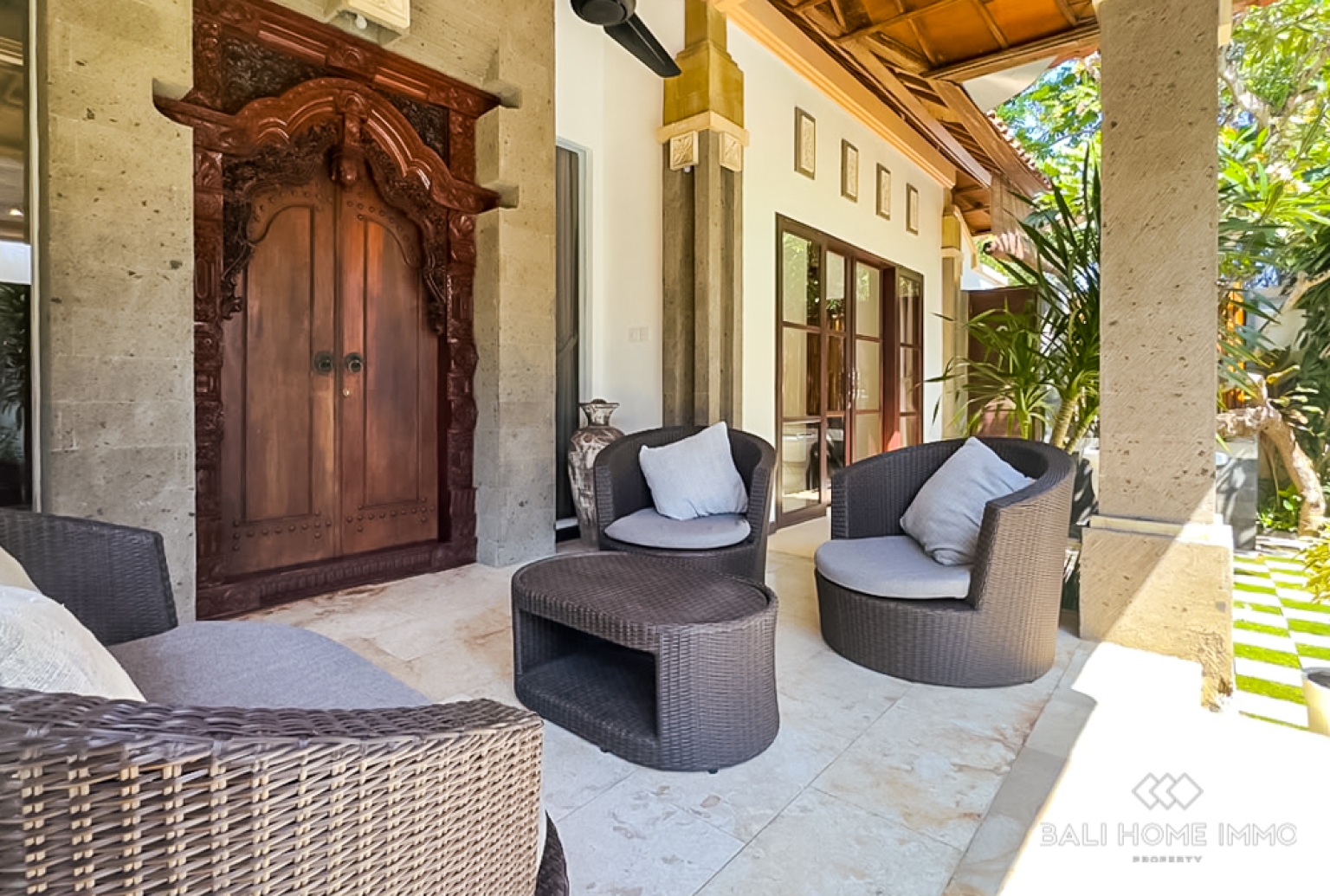 DIJUAL VILA 7 KAMAR YANG MEMUKAU DENGAN ROOFTOP DI NUSA DUA view 5