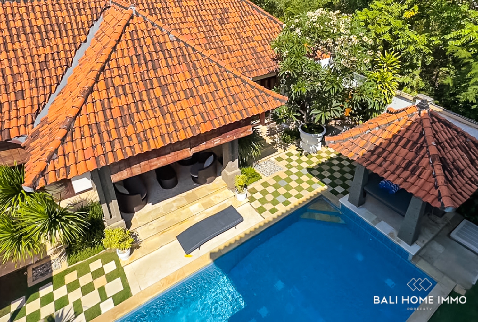 DIJUAL VILA 7 KAMAR YANG MEMUKAU DENGAN ROOFTOP DI NUSA DUA view 4