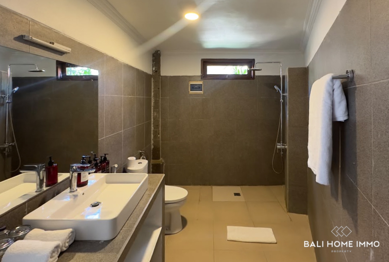 DIJUAL VILA 7 KAMAR YANG MEMUKAU DENGAN ROOFTOP DI NUSA DUA view 19