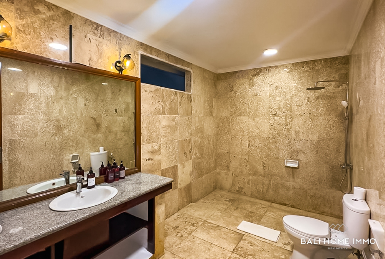 DIJUAL VILA 7 KAMAR YANG MEMUKAU DENGAN ROOFTOP DI NUSA DUA view 17