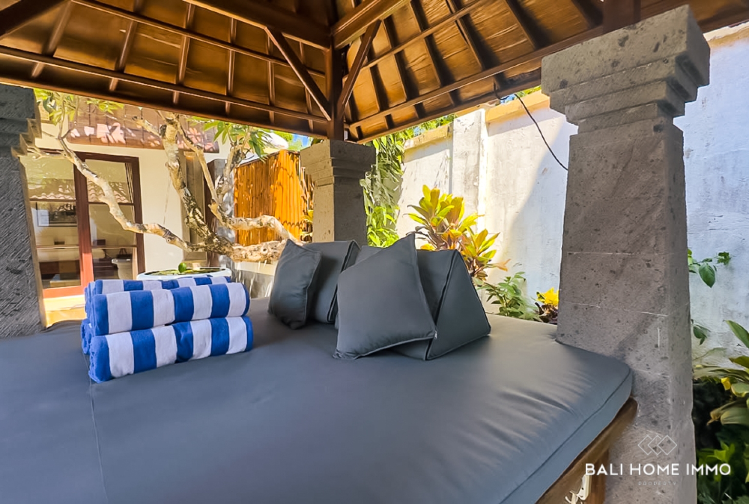 DIJUAL VILA 7 KAMAR YANG MEMUKAU DENGAN ROOFTOP DI NUSA DUA view 22