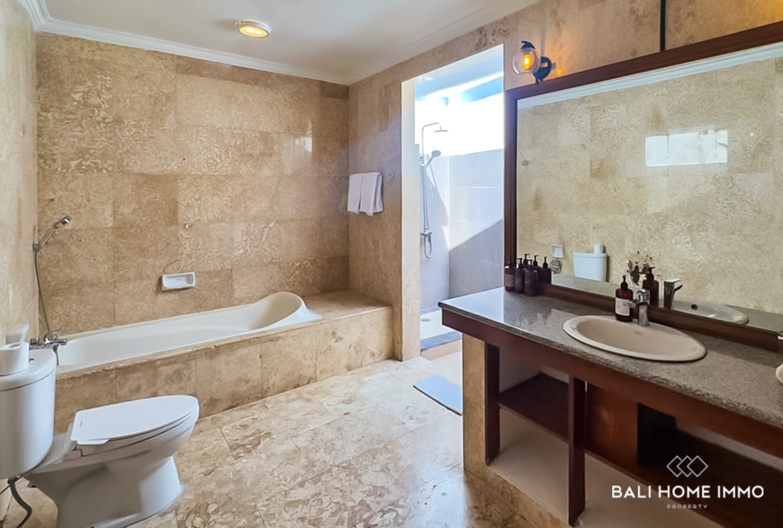 DIJUAL VILA 7 KAMAR YANG MEMUKAU DENGAN ROOFTOP DI NUSA DUA view 20
