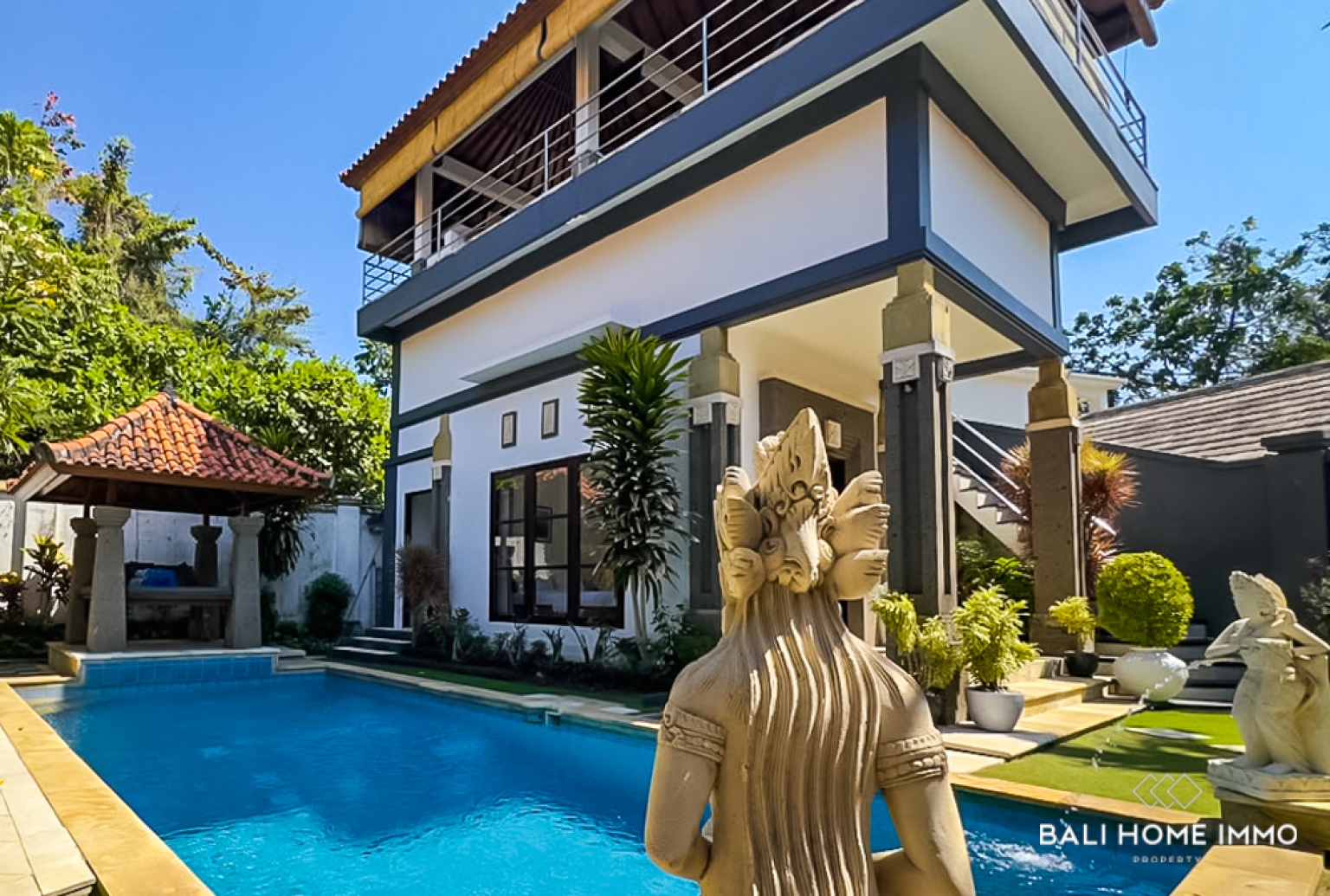 DIJUAL VILA 7 KAMAR YANG MEMUKAU DENGAN ROOFTOP DI NUSA DUA view 3