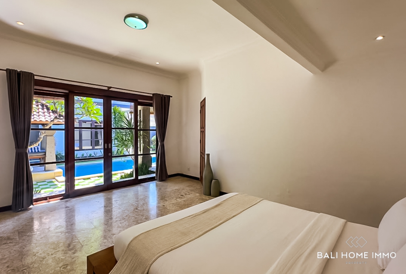 DIJUAL VILA 7 KAMAR YANG MEMUKAU DENGAN ROOFTOP DI NUSA DUA view 10