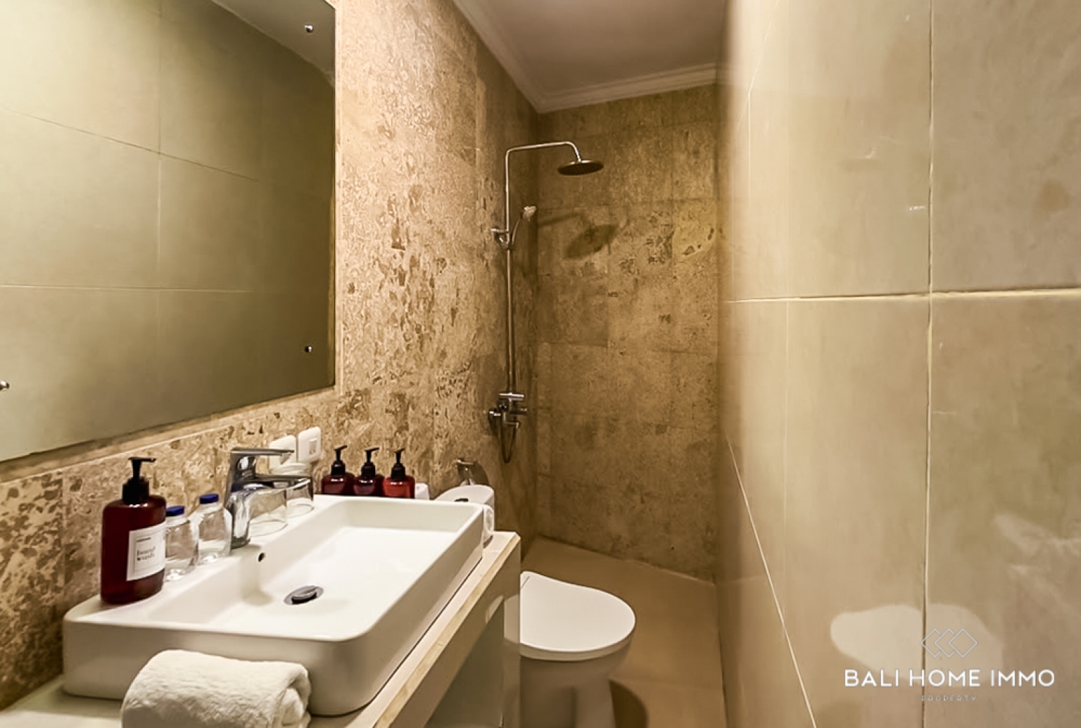 DIJUAL VILA 7 KAMAR YANG MEMUKAU DENGAN ROOFTOP DI NUSA DUA view 18