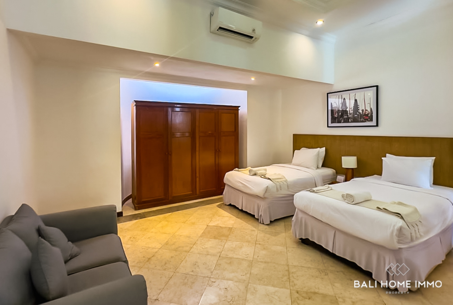 DIJUAL VILA 7 KAMAR YANG MEMUKAU DENGAN ROOFTOP DI NUSA DUA view 16