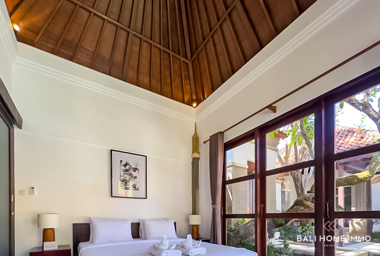 DIJUAL VILA 7 KAMAR YANG MEMUKAU DENGAN ROOFTOP DI NUSA DUA view 12