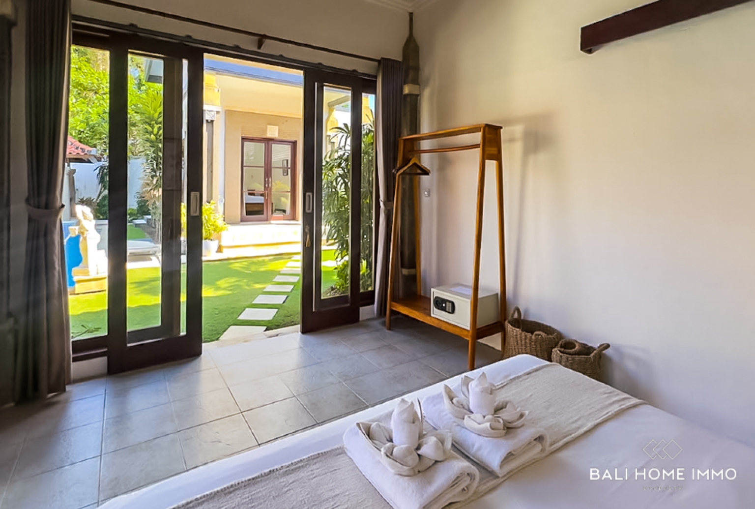 DIJUAL VILA 7 KAMAR YANG MEMUKAU DENGAN ROOFTOP DI NUSA DUA view 13