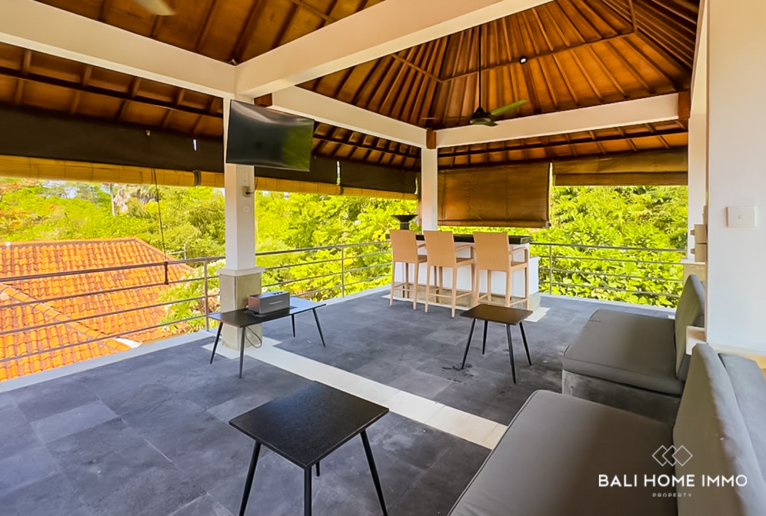 DIJUAL VILA 7 KAMAR YANG MEMUKAU DENGAN ROOFTOP DI NUSA DUA view 24