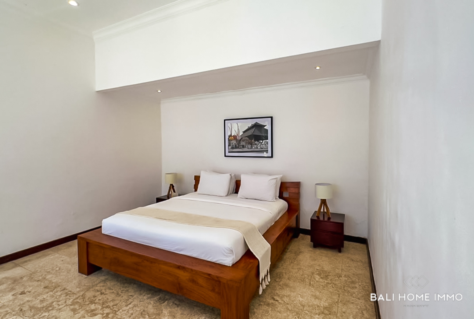 DIJUAL VILA 7 KAMAR YANG MEMUKAU DENGAN ROOFTOP DI NUSA DUA view 8