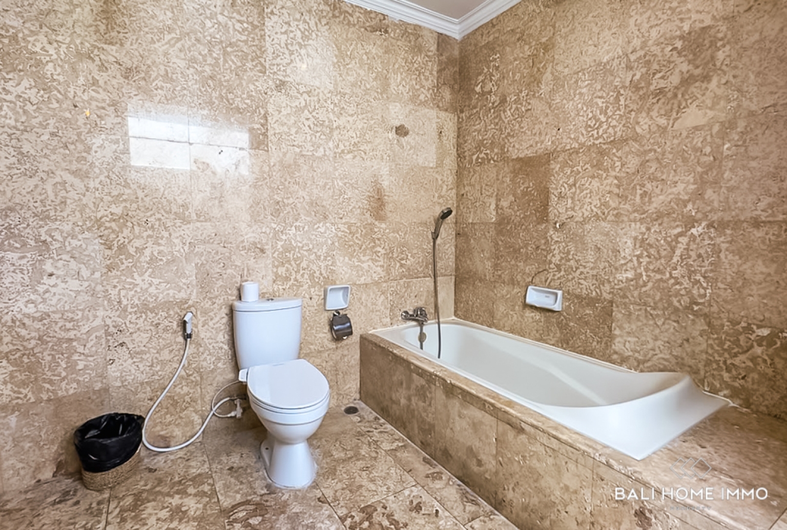 DIJUAL VILA 7 KAMAR YANG MEMUKAU DENGAN ROOFTOP DI NUSA DUA view 21
