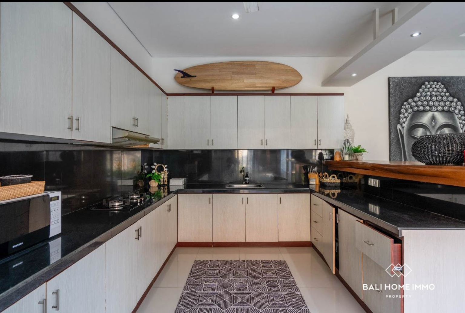 Stylish 3-Bedroom Villa for Monthly Rent in Prime Berawa view 8