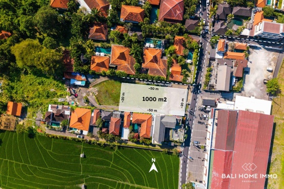 Tanah Pinggir Jalan Seluas 1000 m² untuk Dijual dengan Hak Sewa di Berawa, Bali