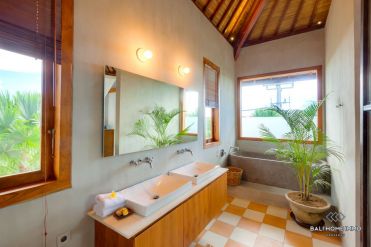 Image 17 from Villa 12 kamar tidur disewakan jangka panjang dekat dengan pantai Berawa