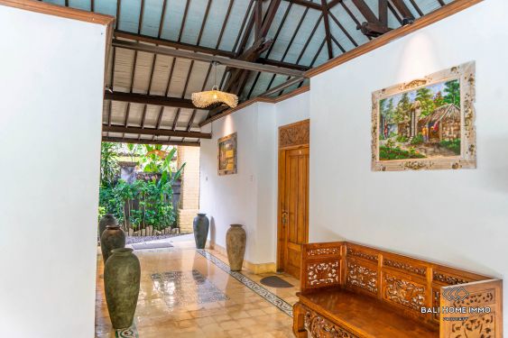 Image 2 from Villa Tropis Bali 3 Kamar Tidur di Pusat Petitenget untuk Disewa