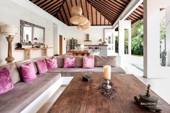 Image 2 from 3 bedroom family villa with garden for rent in berawa