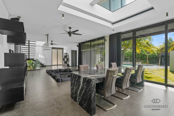 Image 6 from 3 Bedroom Family Villa with Garden for sale leasehold in Seseh Beachside