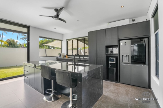 Image 8 from 3 Bedroom Family Villa with Garden for sale leasehold in Seseh Beachside