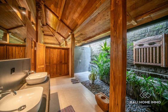 Image 14 from Villa de style Joglo de 3 chambres à louer à Babakan Canggu