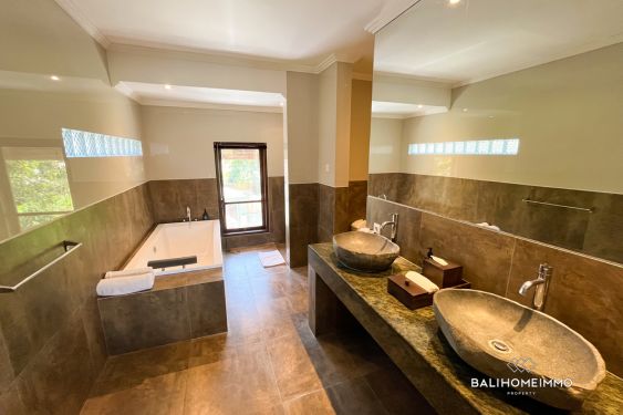 Image 2 from Villa moderne de style balinais de 3 chambres au cœur de Seminyak à louer au mois