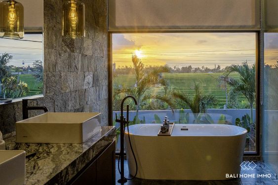 Image 14 from Villa moderne de 3 chambres à vendre en bord de mer à Pererenan