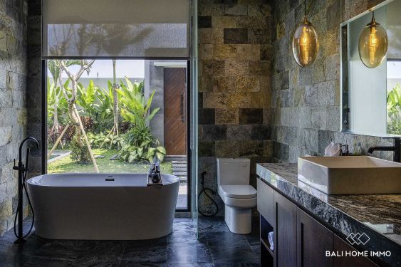 Image 12 from Villa moderne de 3 chambres à vendre en bord de mer à Pererenan