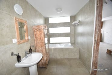 Image 19 from 3 Bedroom Villa For Yearly Rental in Seminyak